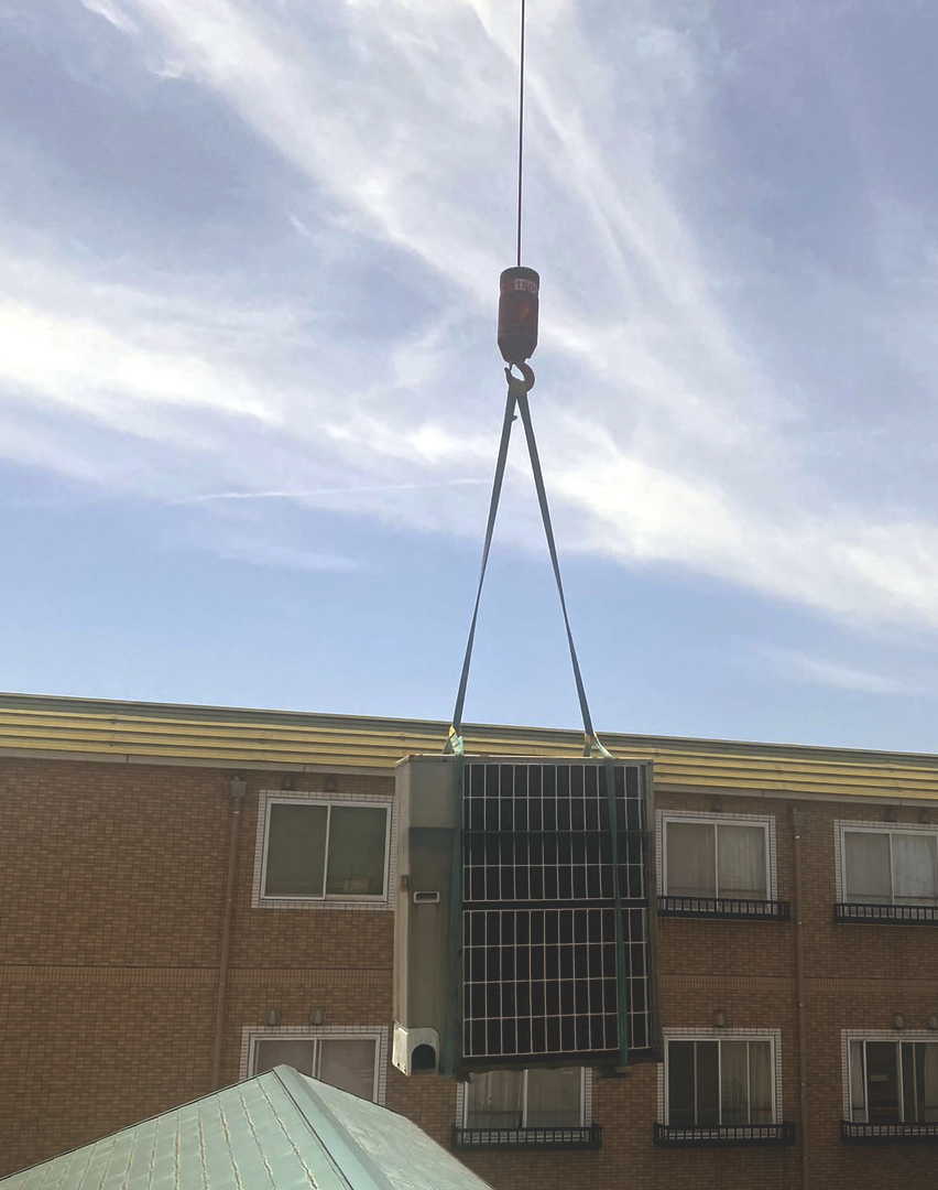 クレーンによる室外機の搬入作業