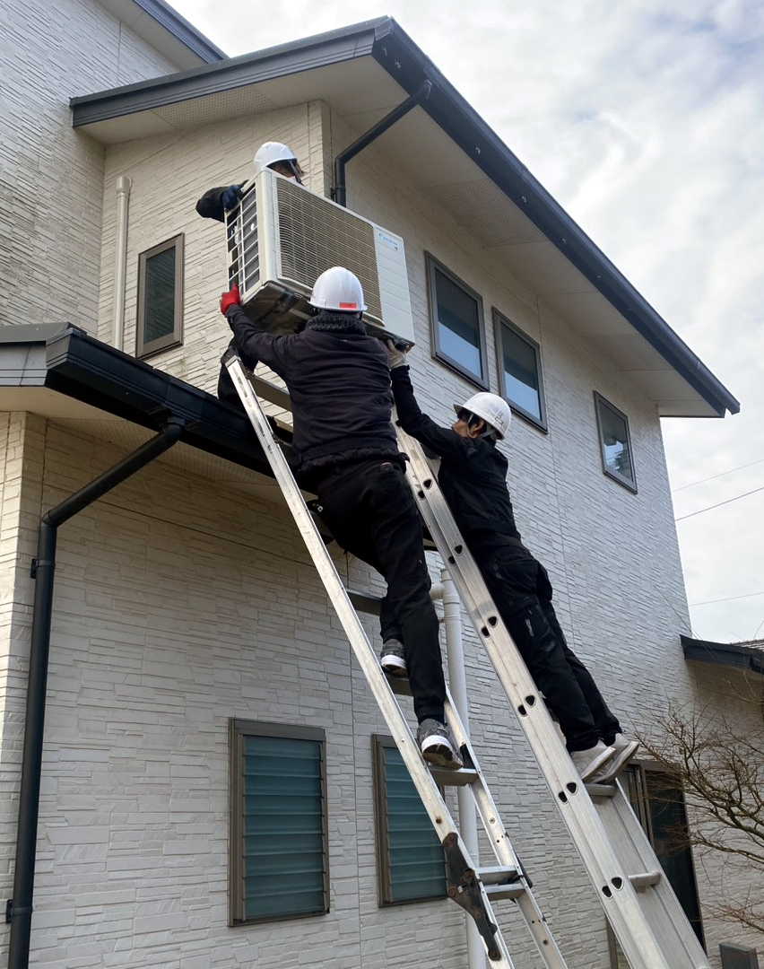 室外機の上げ下ろし設置作業
