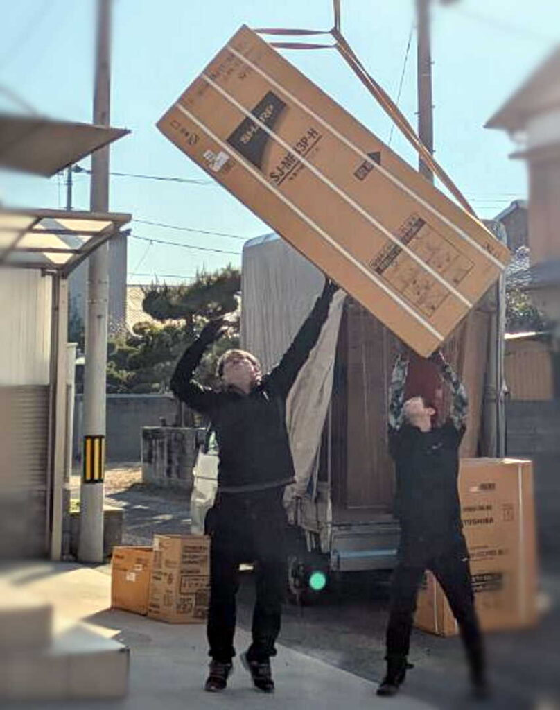 クレーンによる冷蔵庫の吊り上げ作業