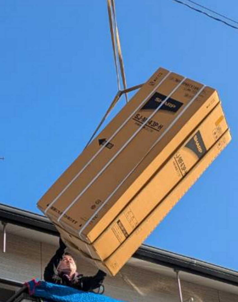 クレーンによる冷蔵庫の搬入作業